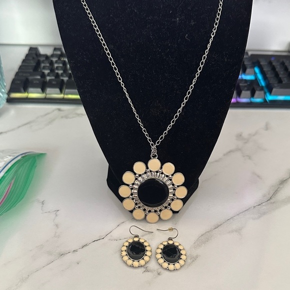 Black and Cream Necklace and Earring Set - Picture 2 of 6